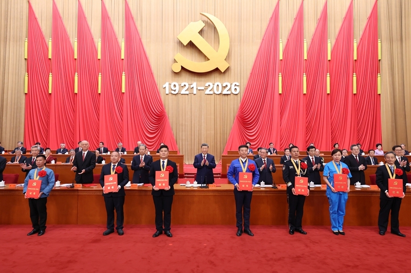 7月1日上午,庆祝中国共产党成立105周年大会在北京人民大会堂隆重举行。这是习近平等党和国家领导人为受表彰的全国“两优一先”代表颁奖。图片来源:新华网 7月1日上午,庆祝中国共产党成立105周年大会在北京人民大会堂隆重举行。这是习近平等党和国家领导人为受表彰的全国“两优一先”代表颁奖。图片来源:新华网