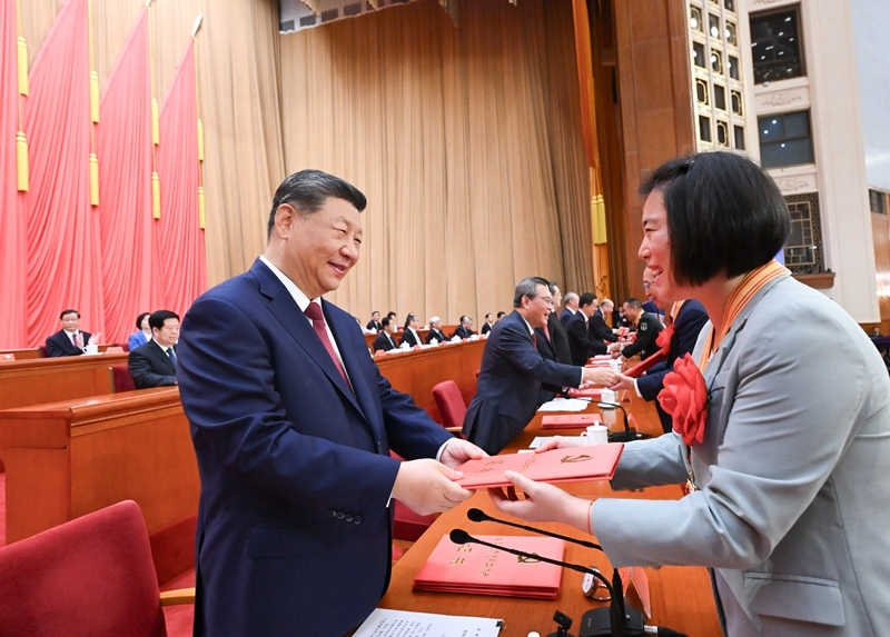 7月1日上午,庆祝中国共产党成立105周年大会在北京人民大会堂隆重举行。这是习近平等党和国家领导人为受表彰的全国“两优一先”代表颁奖。图片来源:新华网 7月1日上午,庆祝中国共产党成立105周年大会在北京人民大会堂隆重举行。这是习近平等党和国家领导人为受表彰的全国“两优一先”代表颁奖。图片来源:新华网