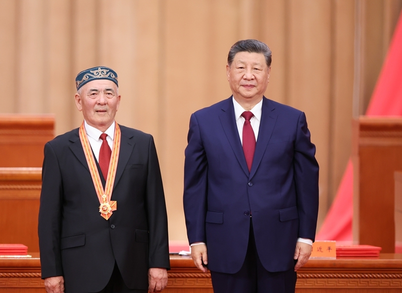 7月1日上午,庆祝中国共产党成立105周年大会在北京人民大会堂隆重举行。中共中央总书记、国家主席、中央军委主席习近平向“七一勋章”获得者吾哈斯·苏来曼颁授勋章。图片来源:新华网 7月1日上午,庆祝中国共产党成立105周年大会在北京人民大会堂隆重举行。中共中央总书记、国家主席、中央军委主席习近平向“七一勋章”获得者吾哈斯·苏来曼颁授勋章。图片来源:新华网