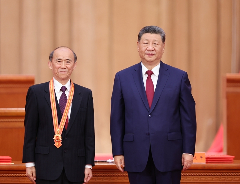 7月1日上午,庆祝中国共产党成立105周年大会在北京人民大会堂隆重举行。中共中央总书记、国家主席、中央军委主席习近平向“七一勋章”获得者马善祥颁授勋章。图片来源:新华网 7月1日上午,庆祝中国共产党成立105周年大会在北京人民大会堂隆重举行。中共中央总书记、国家主席、中央军委主席习近平向“七一勋章”获得者马善祥颁授勋章。图片来源:新华网