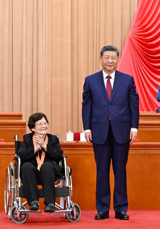 7月1日上午，庆祝中国共产党成立105周年大会在北京人民大会堂隆重举行。中共中央总书记、国家主席、中央军委主席习近平向“七一勋章”获得者钟掘颁授勋章。图片来源：新华网