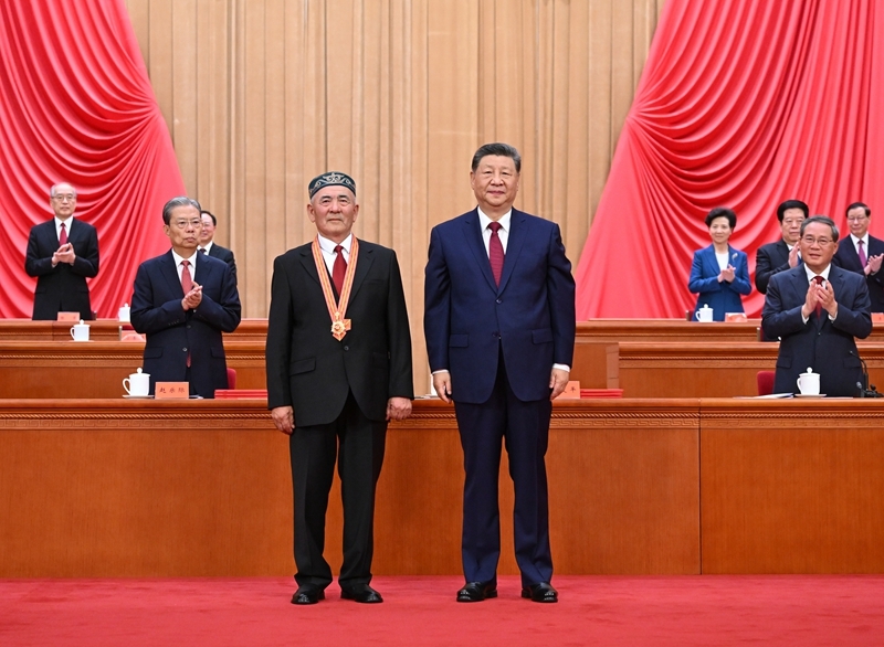 7月1日上午,庆祝中国共产党成立105周年大会在北京人民大会堂隆重举行。中共中央总书记、国家主席、中央军委主席习近平向“七一勋章”获得者吾哈斯·苏来曼颁授勋章。图片来源:新华网 7月1日上午,庆祝中国共产党成立105周年大会在北京人民大会堂隆重举行。中共中央总书记、国家主席、中央军委主席习近平向“七一勋章”获得者吾哈斯·苏来曼颁授勋章。图片来源:新华网