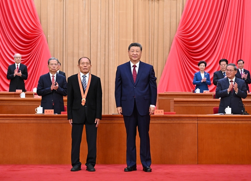 7月1日上午，庆祝中国共产党成立105周年大会在北京人民大会堂隆重举行。中共中央总书记、国家主席、中央军委主席习近平向“七一勋章”获得者李连成颁授勋章。图片来源：新华网