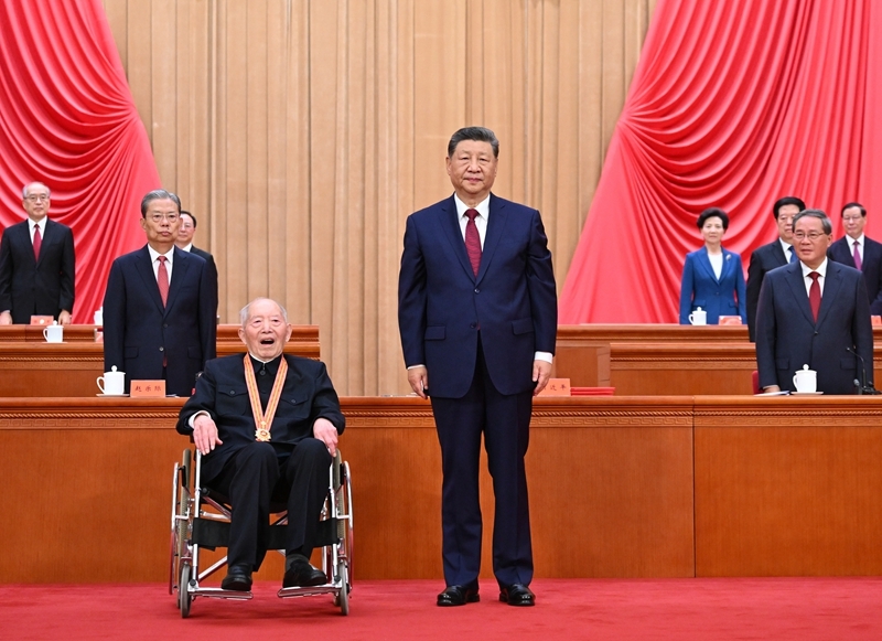7月1日上午,庆祝中国共产党成立105周年大会在北京人民大会堂隆重举行。中共中央总书记、国家主席、中央军委主席习近平向“七一勋章”获得者王於昌颁授勋章。图片来源:新华网 7月1日上午,庆祝中国共产党成立105周年大会在北京人民大会堂隆重举行。中共中央总书记、国家主席、中央军委主席习近平向“七一勋章”获得者王於昌颁授勋章。图片来源:新华网