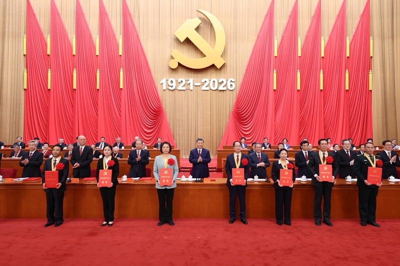 7月1日上午,庆祝中国共产党成立105周年大会在北京人民大会堂隆重举行。这是习近平等党和国家领导人为受表彰的全国“两优一先”代表颁奖。图片来源:新华网 7月1日上午,庆祝中国共产党成立105周年大会在北京人民大会堂隆重举行。这是习近平等党和国家领导人为受表彰的全国“两优一先”代表颁奖。图片来源:新华网