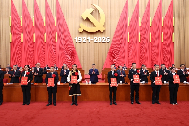 7月1日上午,庆祝中国共产党成立105周年大会在北京人民大会堂隆重举行。这是习近平等党和国家领导人为受表彰的全国“两优一先”代表颁奖。图片来源:新华网 7月1日上午,庆祝中国共产党成立105周年大会在北京人民大会堂隆重举行。这是习近平等党和国家领导人为受表彰的全国“两优一先”代表颁奖。图片来源:新华网