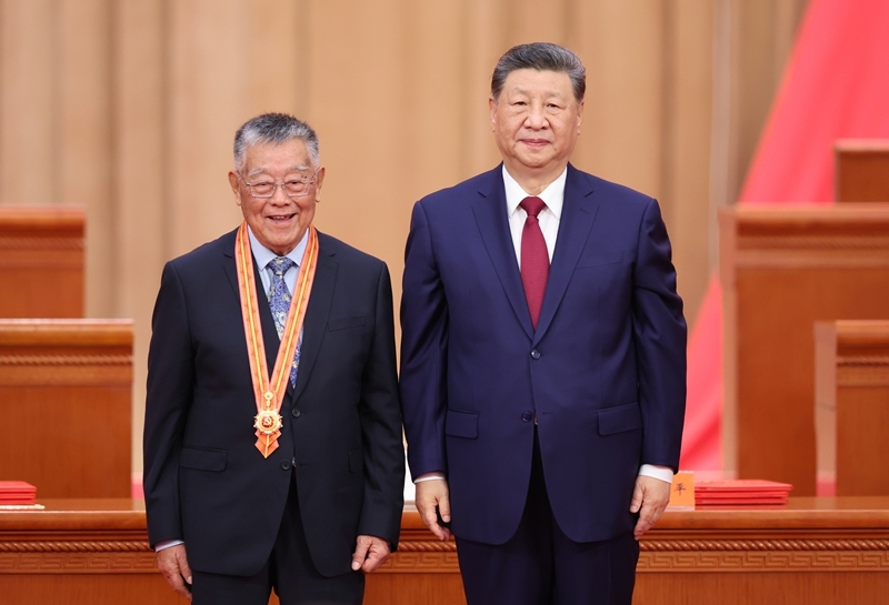 7月1日上午，庆祝中国共产党成立105周年大会在北京人民大会堂隆重举行。中共中央总书记、国家主席、中央军委主席习近平向“七一勋章”获得者赵亚夫颁授勋章。图片来源：新华网