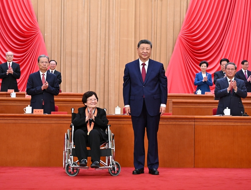 7月1日上午,庆祝中国共产党成立105周年大会在北京人民大会堂隆重举行。中共中央总书记、国家主席、中央军委主席习近平向“七一勋章”获得者钟掘颁授勋章。图片来源:新华网 7月1日上午,庆祝中国共产党成立105周年大会在北京人民大会堂隆重举行。中共中央总书记、国家主席、中央军委主席习近平向“七一勋章”获得者钟掘颁授勋章。图片来源:新华网