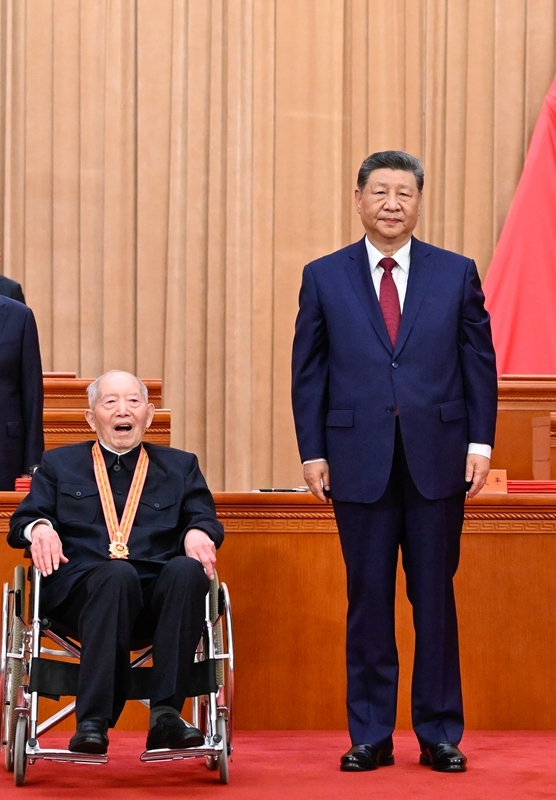 7月1日上午,庆祝中国共产党成立105周年大会在北京人民大会堂隆重举行。中共中央总书记、国家主席、中央军委主席习近平向“七一勋章”获得者王於昌颁授勋章。图片来源:新华网 7月1日上午,庆祝中国共产党成立105周年大会在北京人民大会堂隆重举行。中共中央总书记、国家主席、中央军委主席习近平向“七一勋章”获得者王於昌颁授勋章。图片来源:新华网
