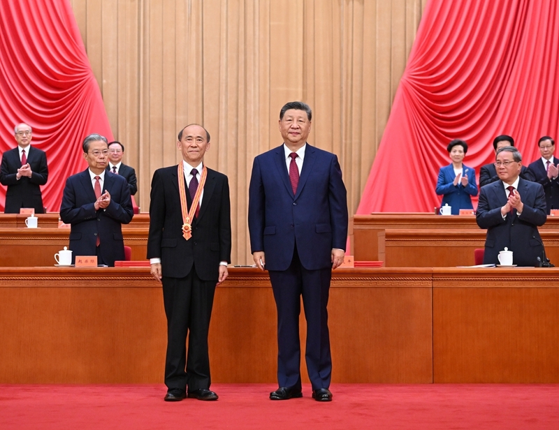 7月1日上午,庆祝中国共产党成立105周年大会在北京人民大会堂隆重举行。中共中央总书记、国家主席、中央军委主席习近平向“七一勋章”获得者马善祥颁授勋章。图片来源:新华网 7月1日上午,庆祝中国共产党成立105周年大会在北京人民大会堂隆重举行。中共中央总书记、国家主席、中央军委主席习近平向“七一勋章”获得者马善祥颁授勋章。图片来源:新华网