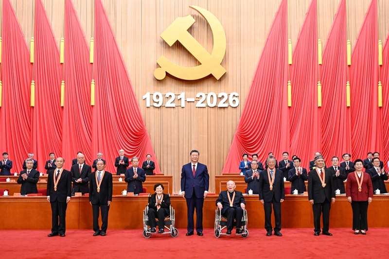 7月1日上午,庆祝中国共产党成立105周年大会在北京人民大会堂隆重举行。中共中央总书记、国家主席、中央军委主席习近平向“七一勋章”获得者颁授勋章。图片来源:新华网 7月1日上午,庆祝中国共产党成立105周年大会在北京人民大会堂隆重举行。中共中央总书记、国家主席、中央军委主席习近平向“七一勋章”获得者颁授勋章。图片来源:新华网