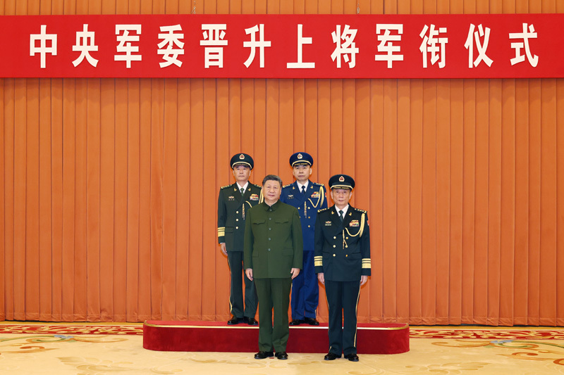 7月3日，中央军委晋升上将军衔仪式在北京八一大楼举行。中央军委主席习近平出席晋衔仪式。这是习近平等领导同志同晋升上将军衔的军官合影。图片来源：新华网