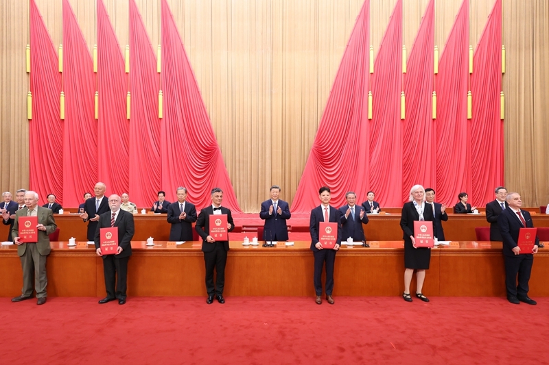 7月8日上午，国家科学技术奖励大会、中国科学院第二十二次院士大会和中国工程院第十八次院士大会、中国科学技术协会第十一次全国代表大会在北京人民大会堂隆重召开。这是习近平等党和国家领导人同两位最高奖获得者一道，为获得国家自然科学奖、国家技术发明奖、国家科学技术进步奖和中华人民共和国国际科学技术合作奖的代表颁发证书。图片来源：新华网