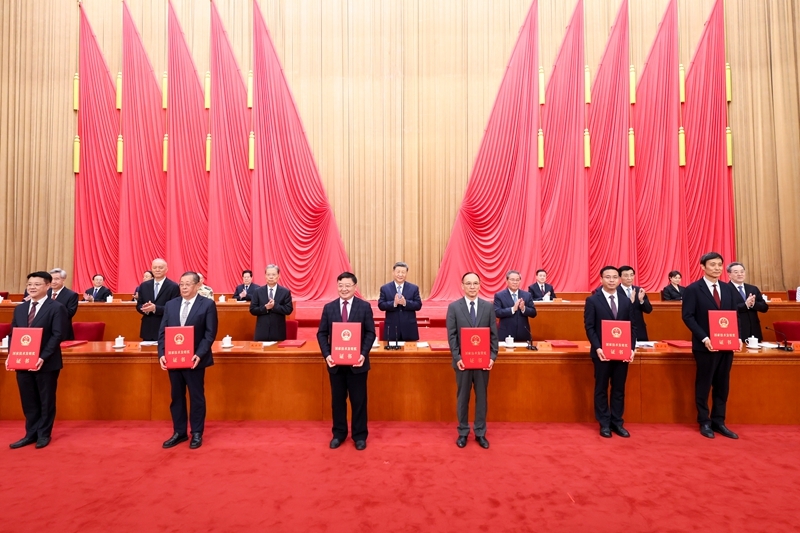 7月8日上午，国家科学技术奖励大会、中国科学院第二十二次院士大会和中国工程院第十八次院士大会、中国科学技术协会第十一次全国代表大会在北京人民大会堂隆重召开。这是习近平等党和国家领导人同两位最高奖获得者一道，为获得国家自然科学奖、国家技术发明奖、国家科学技术进步奖和中华人民共和国国际科学技术合作奖的代表颁发证书。图片来源：新华网