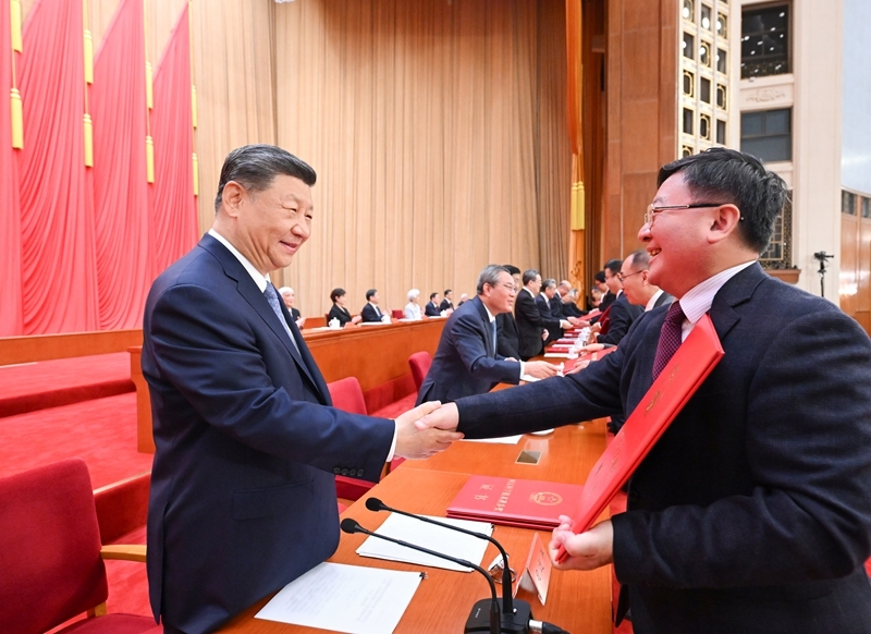 7月8日上午，国家科学技术奖励大会、中国科学院第二十二次院士大会和中国工程院第十八次院士大会、中国科学技术协会第十一次全国代表大会在北京人民大会堂隆重召开。这是习近平等党和国家领导人同两位最高奖获得者一道，为获得国家自然科学奖、国家技术发明奖、国家科学技术进步奖和中华人民共和国国际科学技术合作奖的代表颁发证书。图片来源：新华网