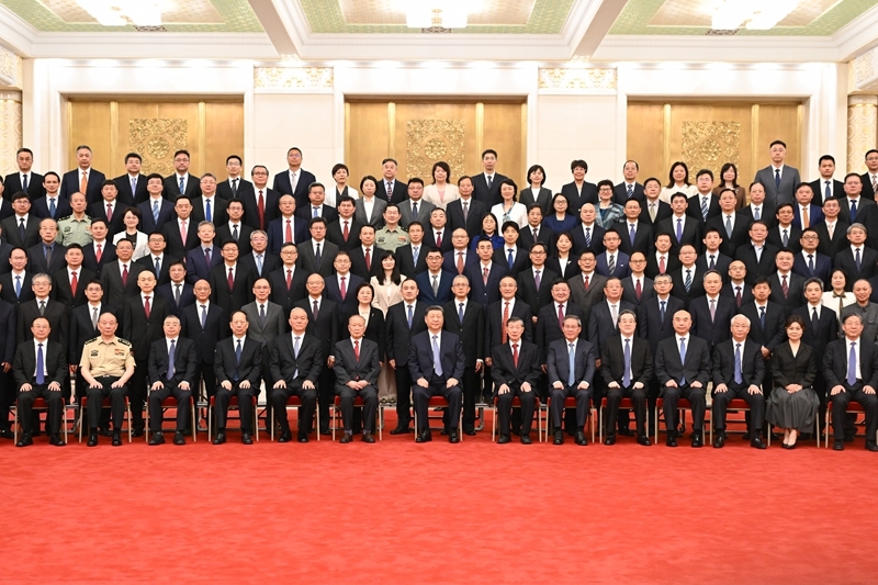 7月8日上午，国家科学技术奖励大会、中国科学院第二十二次院士大会和中国工程院第十八次院士大会、中国科学技术协会第十一次全国代表大会在北京人民大会堂隆重召开。会前，习近平等领导同志亲切会见国家科学技术奖获奖代表，并同大家合影留念。图片来源：新华网