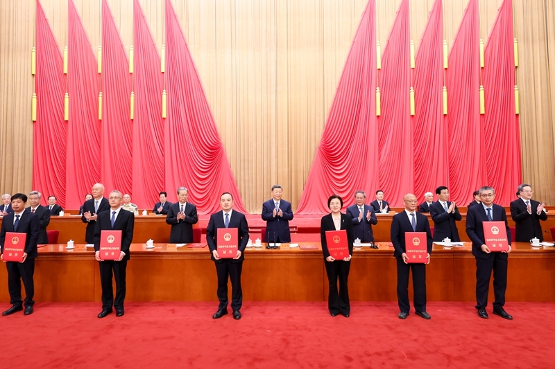 7月8日上午，国家科学技术奖励大会、中国科学院第二十二次院士大会和中国工程院第十八次院士大会、中国科学技术协会第十一次全国代表大会在北京人民大会堂隆重召开。这是习近平等党和国家领导人同两位最高奖获得者一道，为获得国家自然科学奖、国家技术发明奖、国家科学技术进步奖和中华人民共和国国际科学技术合作奖的代表颁发证书。图片来源：新华网