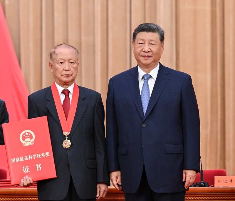 7月8日上午，国家科学技术奖励大会、中国科学院第二十二次院士大会和中国工程院第十八次院士大会、中国科学技术协会第十一次全国代表大会在北京人民大会堂隆重召开。中共中央总书记、国家主席、中央军委主席习近平向获得2025年度国家最高科学技术奖的中国电子科技集团第十四研究所贲德院士颁奖。图片来源：新华网