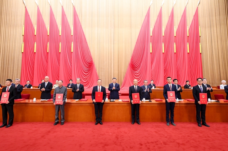 7月8日上午，国家科学技术奖励大会、中国科学院第二十二次院士大会和中国工程院第十八次院士大会、中国科学技术协会第十一次全国代表大会在北京人民大会堂隆重召开。这是习近平等党和国家领导人同两位最高奖获得者一道，为获得国家自然科学奖、国家技术发明奖、国家科学技术进步奖和中华人民共和国国际科学技术合作奖的代表颁发证书。图片来源：新华网