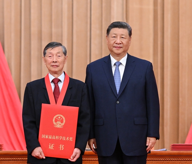 7月8日上午，国家科学技术奖励大会、中国科学院第二十二次院士大会和中国工程院第十八次院士大会、中国科学技术协会第十一次全国代表大会在北京人民大会堂隆重召开。中共中央总书记、国家主席、中央军委主席习近平向获得2025年度国家最高科学技术奖的中国科学院物理研究所陈立泉院士颁奖。图片来源：新华网