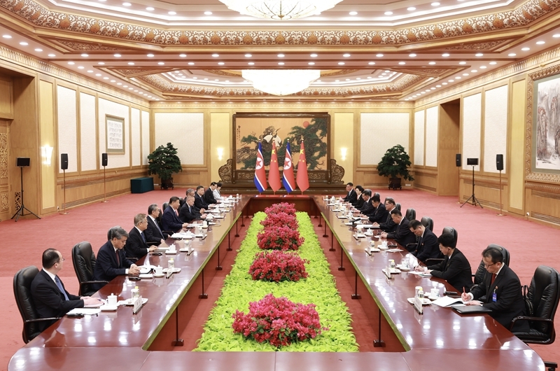 7月10日下午，中共中央总书记、国家主席习近平在北京人民大会堂会见来华进行正式访问的朝鲜劳动党中央政治局常委、国务委员会副委员长、内阁总理朴泰成。图片来源：新华网