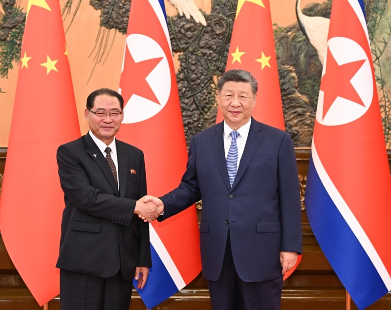 7月10日下午，中共中央总书记、国家主席习近平在北京人民大会堂会见来华进行正式访问的朝鲜劳动党中央政治局常委、国务委员会副委员长、内阁总理朴泰成。图片来源：新华网