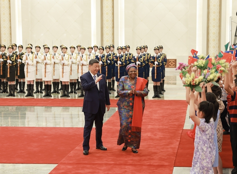7月10日下午，国家主席习近平在北京人民大会堂同来华进行国事访问的纳米比亚总统恩代特瓦举行会谈。这是会谈前，习近平在人民大会堂北大厅为恩代特瓦举行欢迎仪式。图片来源：新华网