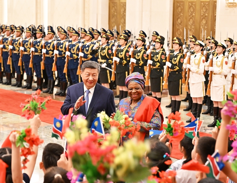 7月10日下午，国家主席习近平在北京人民大会堂同来华进行国事访问的纳米比亚总统恩代特瓦举行会谈。这是会谈前，习近平在人民大会堂北大厅为恩代特瓦举行欢迎仪式。图片来源：新华网