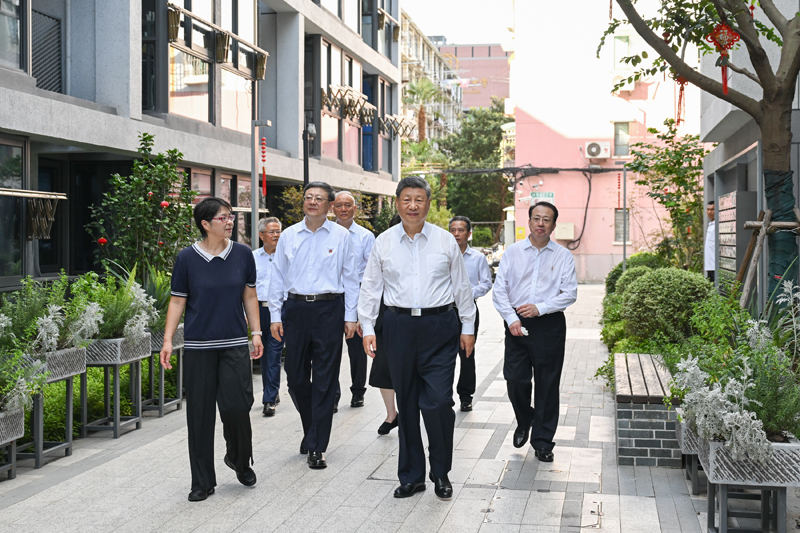 7月15日，中共中央总书记、国家主席、中央军委主席习近平在上海考察。这是习近平在黄浦区半淞园路街道市民新村居民区考察。图片来源：新华网