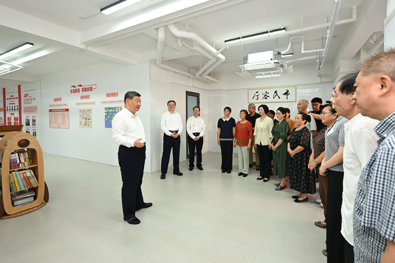 7月15日,中共中央总书记、国家主席、中央军委主席习近平在上海考察。这是习近平在黄浦区半淞园路街道市民新村居民区考察时,在社区党群服务站同居民代表、街道干部、社区工作者等亲切交流。图片来源:新华网 7月15日,中共中央总书记、国家主席、中央军委主席习近平在上海考察。这是习近平在黄浦区半淞园路街道市民新村居民区考察时,在社区党群服务站同居民代表、街道干部、社区工作者等亲切交流。图片来源:新华网