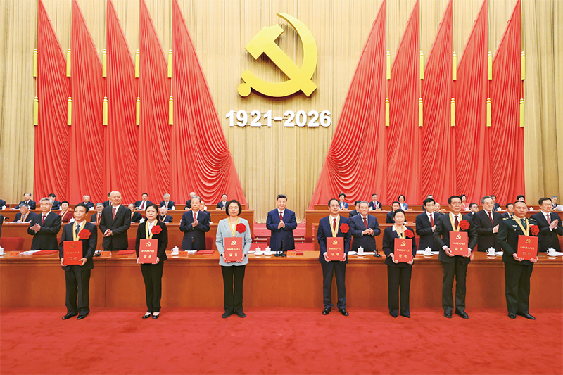 2026年7月1日上午，庆祝中国共产党成立105周年大会在北京人民大会堂隆重举行。这是习近平等党和国家领导人为受表彰的全国“两优一先”代表颁奖。图片来源：新华网