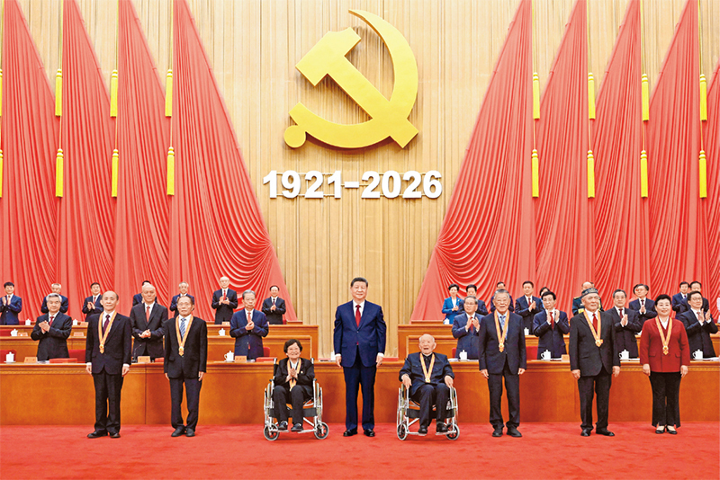 2026年7月1日上午，庆祝中国共产党成立105周年大会在北京人民大会堂隆重举行。中共中央总书记、国家主席、中央军委主席习近平向“七一勋章”获得者颁授勋章。图片来源：新华网