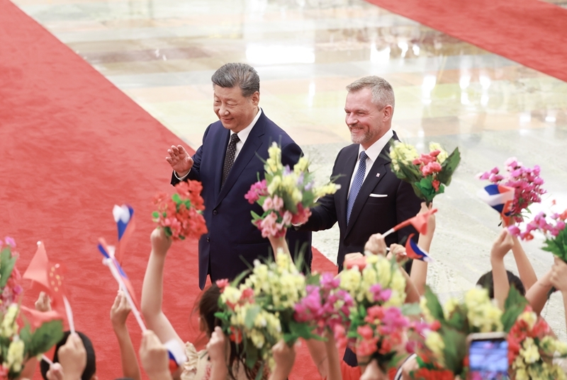 7月28日上午，国家主席习近平在北京人民大会堂同来华进行国事访问的斯洛伐克总统佩列格里尼举行会谈。这是会谈前，习近平在人民大会堂北大厅为佩列格里尼举行欢迎仪式。图片来源：新华网