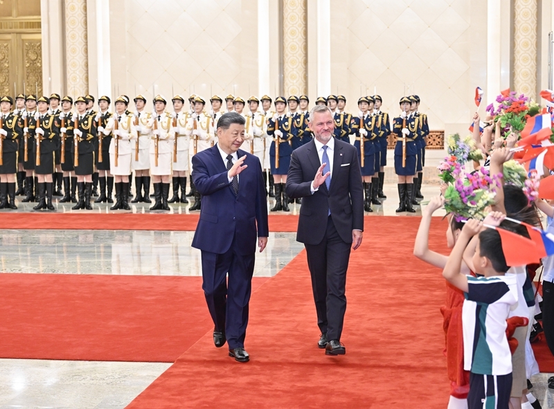 7月28日上午，国家主席习近平在北京人民大会堂同来华进行国事访问的斯洛伐克总统佩列格里尼举行会谈。这是会谈前，习近平在人民大会堂北大厅为佩列格里尼举行欢迎仪式。图片来源：新华网