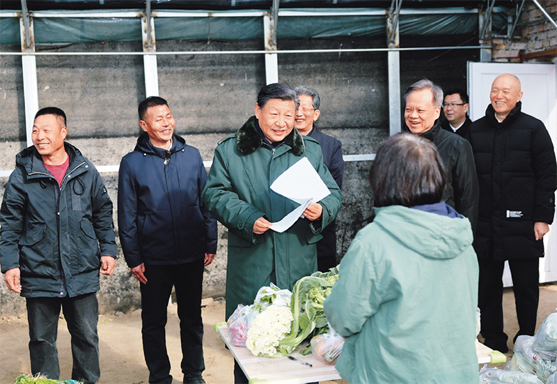 2024年2月1日至2日，中共中央总书记、国家主席、中央军委主席习近平来到天津，看望慰问基层干部群众。这是1日上午，习近平在西青区辛口镇第六埠村实地察看上年洪涝灾害后当地农业生产恢复等情况时，走进大棚同菜农亲切交流。图片来源：新华网