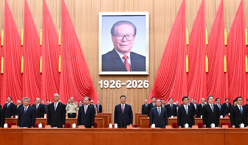8月17日上午，中共中央、全国人大常委会、国务院、全国政协、中央军委在北京人民大会堂隆重举行大会，纪念伟大的马克思主义者，伟大的无产阶级革命家、政治家、军事家、外交家，中国特色社会主义伟大事业的杰出领导者江泽民同志诞辰100周年。党和国家领导人习近平、李强、赵乐际、王沪宁、蔡奇、丁薛祥、李希、韩正等出席大会。图片来源：新华网