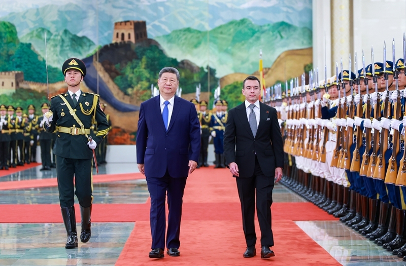 8月18日下午，国家主席习近平在北京人民大会堂同来华进行国事访问的厄瓜多尔总统诺沃亚举行会谈。这是会谈前，习近平在人民大会堂北大厅为诺沃亚举行欢迎仪式。图片来源：新华网
