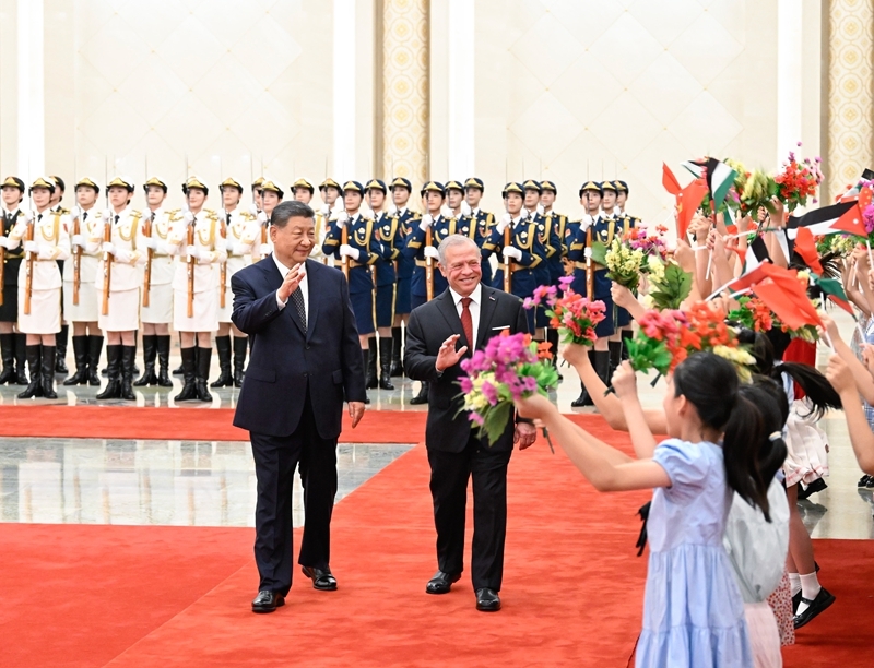 8月24日下午，国家主席习近平在北京人民大会堂同来华进行国事访问的约旦国王阿卜杜拉二世举行会谈。这是会谈前，习近平在人民大会堂北大厅为阿卜杜拉二世举行欢迎仪式。图片来源：新华网