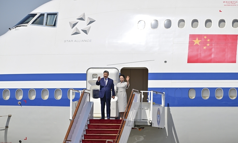 当地时间8月30日下午，国家主席习近平乘专机抵达比什凯克，应吉尔吉斯斯坦总统扎帕罗夫邀请，出席2026年上海合作组织峰会并对吉尔吉斯斯坦进行国事访问。这是习近平和夫人彭丽媛步出舱门。图片来源：新华网