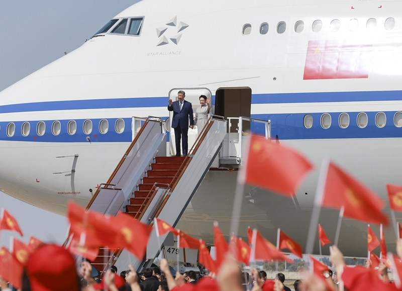 当地时间8月30日下午，国家主席习近平乘专机抵达比什凯克，应吉尔吉斯斯坦总统扎帕罗夫邀请，出席2026年上海合作组织峰会并对吉尔吉斯斯坦进行国事访问。这是习近平和夫人彭丽媛步出舱门。图片来源：新华网