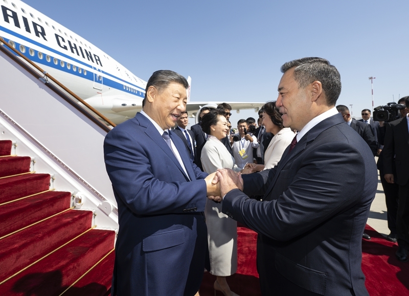 当地时间8月30日下午，国家主席习近平乘专机抵达比什凯克，应吉尔吉斯斯坦总统扎帕罗夫邀请，出席2026年上海合作组织峰会并对吉尔吉斯斯坦进行国事访问。习近平和夫人彭丽媛抵达比什凯克玛纳斯国际机场时，扎帕罗夫总统夫妇热情迎接。图片来源：新华网