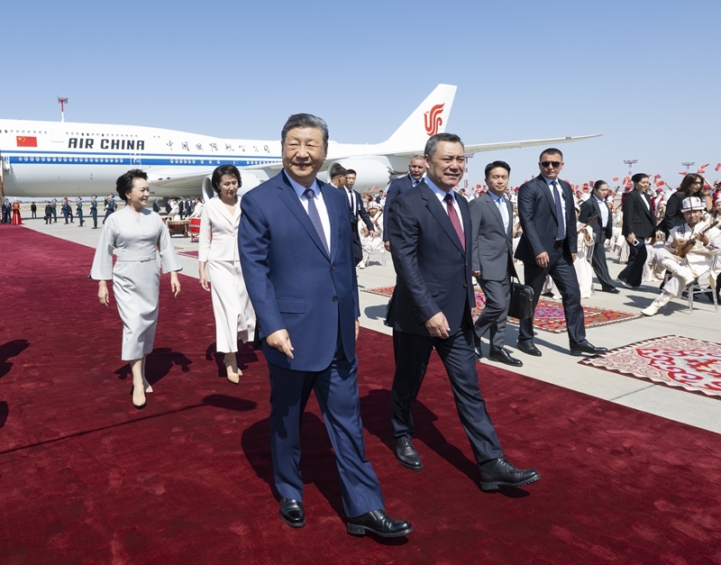 当地时间8月30日下午，国家主席习近平乘专机抵达比什凯克，应吉尔吉斯斯坦总统扎帕罗夫邀请，出席2026年上海合作组织峰会并对吉尔吉斯斯坦进行国事访问。习近平和夫人彭丽媛抵达比什凯克玛纳斯国际机场时，扎帕罗夫总统夫妇热情迎接。图片来源：新华网