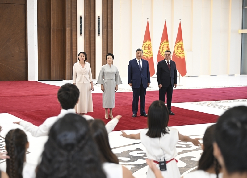 当地时间8月30日下午，国家主席习近平乘专机抵达比什凯克，应吉尔吉斯斯坦总统扎帕罗夫邀请，出席2026年上海合作组织峰会并对吉尔吉斯斯坦进行国事访问。习近平和夫人彭丽媛抵达比什凯克玛纳斯国际机场时，扎帕罗夫总统夫妇热情迎接。这是两国元首夫妇共同欣赏当地青少年演唱中国歌曲。图片来源：新华网