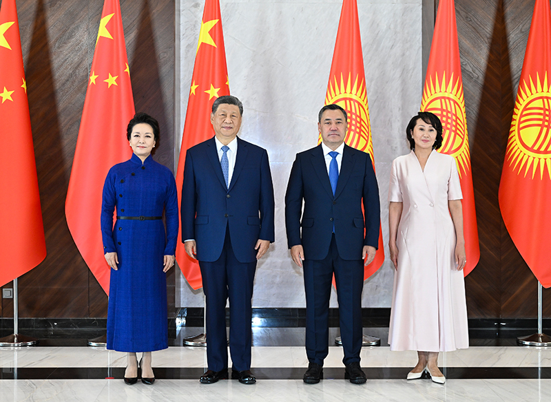 当地时间8月31日上午，吉尔吉斯斯坦总统扎帕罗夫同中国国家主席习近平在比什凯克和谐宫举行会谈。这是习近平和夫人彭丽媛同扎帕罗夫和夫人扎帕罗娃在两国国旗前合影。图片来源：新华网