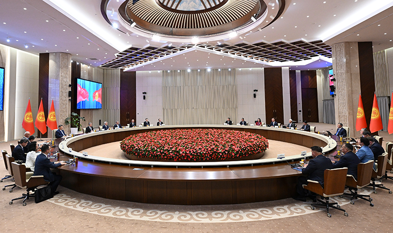 当地时间8月31日上午，吉尔吉斯斯坦总统扎帕罗夫同中国国家主席习近平在比什凯克和谐宫举行会谈。图片来源：新华网
