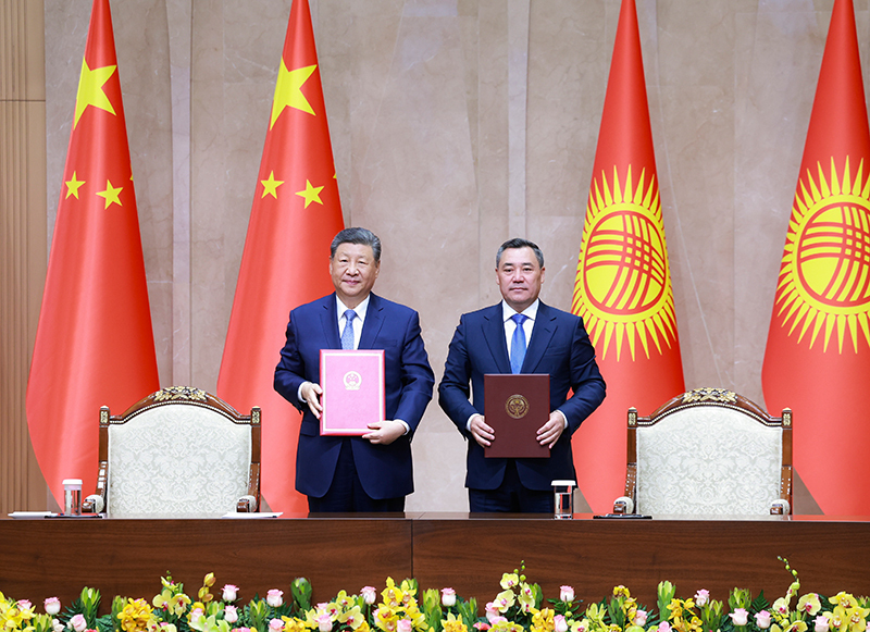 当地时间8月31日上午，吉尔吉斯斯坦总统扎帕罗夫同中国国家主席习近平在比什凯克和谐宫举行会谈。会谈后，两国元首共同签署《中华人民共和国和吉尔吉斯共和国关于高质量发展新时代全面战略伙伴关系的联合宣言》、《中华人民共和国和吉尔吉斯共和国永久睦邻友好合作条约》，见证双方交换投资、交通、海关、友城等领域双边合作文本。图片来源：新华网