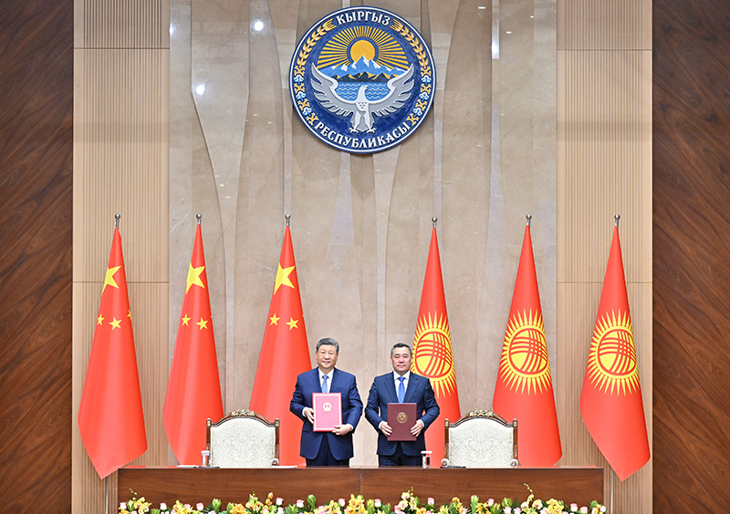 当地时间8月31日上午，吉尔吉斯斯坦总统扎帕罗夫同中国国家主席习近平在比什凯克和谐宫举行会谈。会谈后，两国元首共同签署《中华人民共和国和吉尔吉斯共和国关于高质量发展新时代全面战略伙伴关系的联合宣言》、《中华人民共和国和吉尔吉斯共和国永久睦邻友好合作条约》，见证双方交换投资、交通、海关、友城等领域双边合作文本。图片来源：新华网