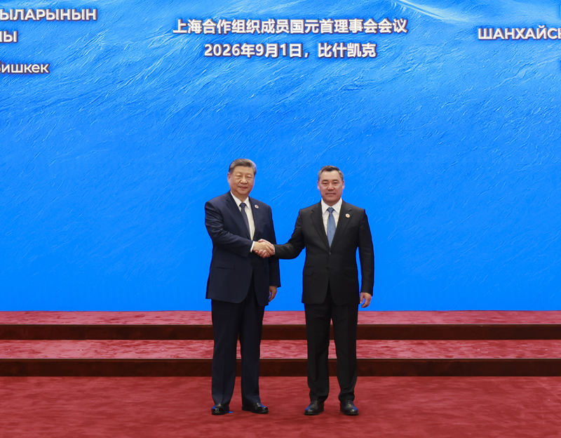 当地时间9月1日上午，国家主席习近平在比什凯克出席上海合作组织成员国元首理事会第二十六次会议。这是习近平同上海合作组织轮值主席国吉尔吉斯斯坦总统扎帕罗夫握手。图片来源：新华网