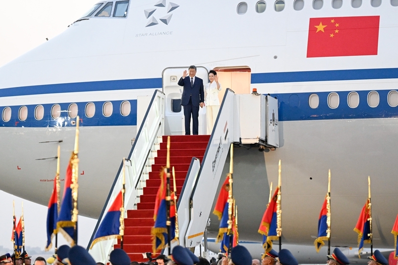 当地时间9月1日晚，国家主席习近平乘专机抵达开罗，应埃及总统塞西邀请，对埃及进行国事访问。这是习近平和夫人彭丽媛步出舱门。图片来源：新华网