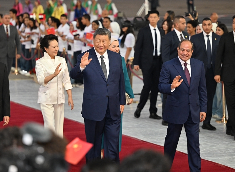 当地时间9月1日晚，国家主席习近平乘专机抵达开罗，应埃及总统塞西邀请，对埃及进行国事访问。习近平和夫人彭丽媛抵达开罗国际机场时，塞西总统夫妇到场热情迎接。图片来源：新华网